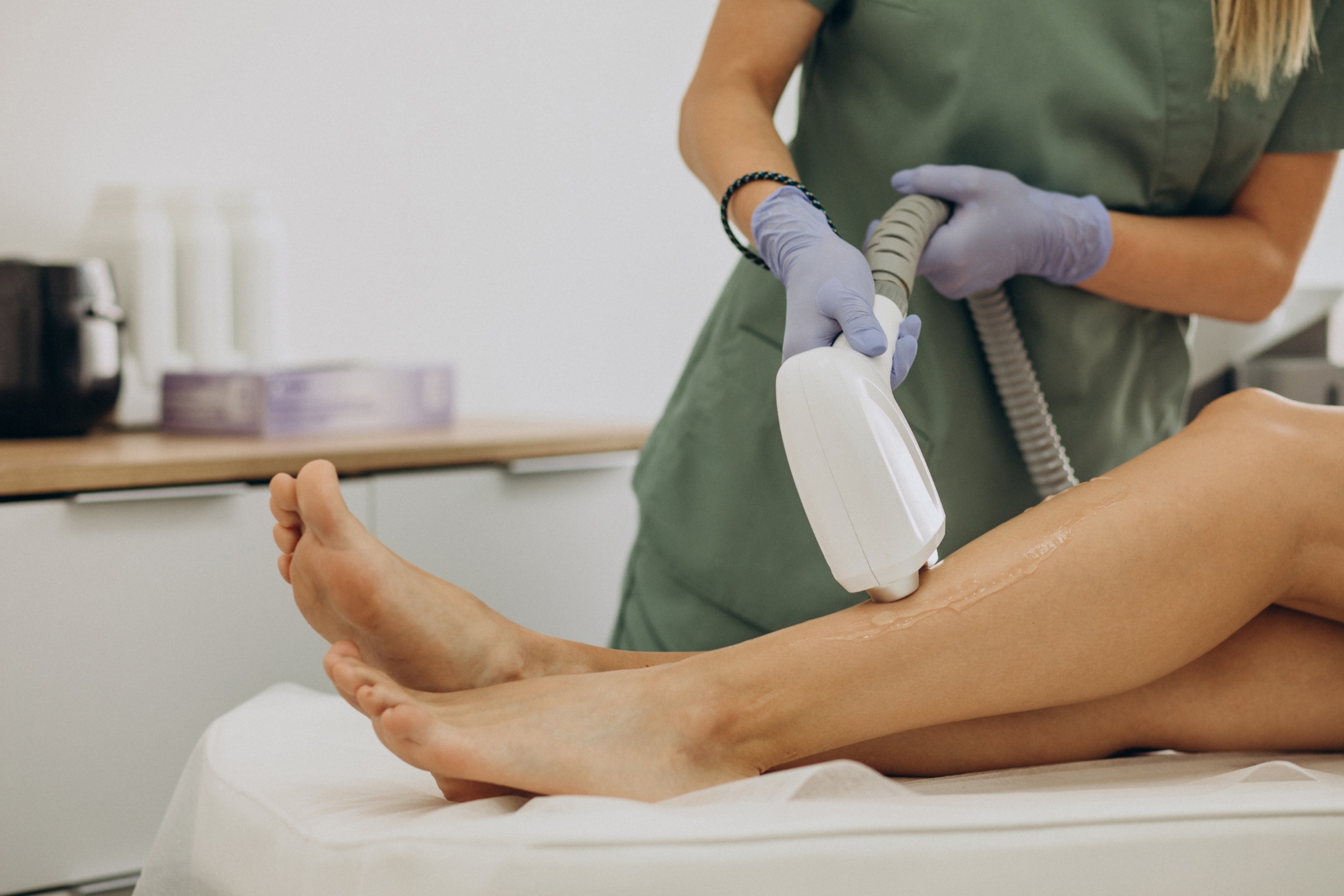 Laser diodowy vs IPL – czym różnią się te metody profesjonalnej depilacji i co wybrać do gabinetu?